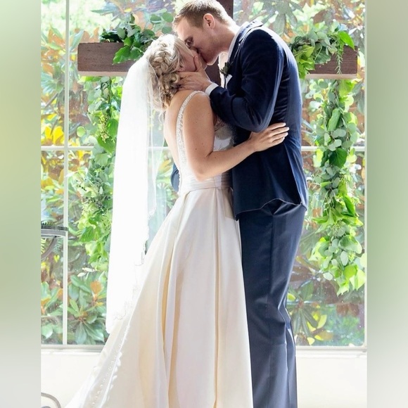 Elegant Cream Bridal Fingertip Wedding Veil - Picture 2 of 4